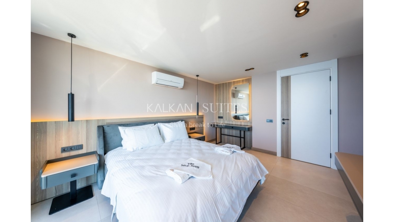 Villa Safran Flower  3472